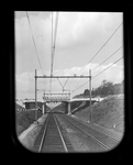 167173 Gezicht op de spoorlijn tussen Ede en Arnhem, vanuit een rijdende trein, met het viaduct in Rijksweg 12 tussen ...